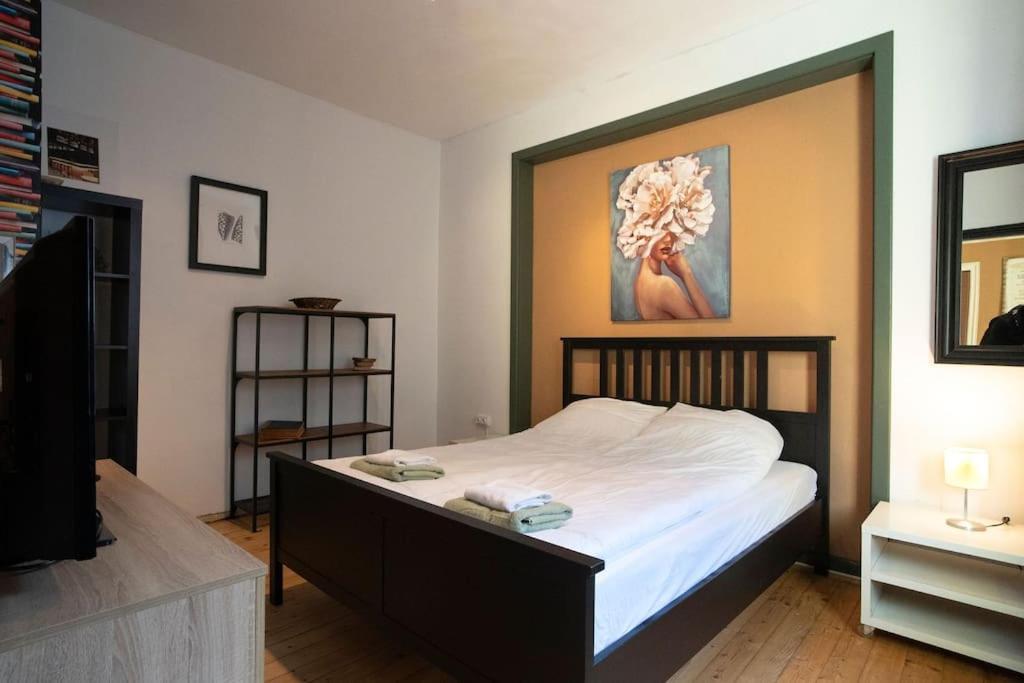 2bdr Flat In Centre *